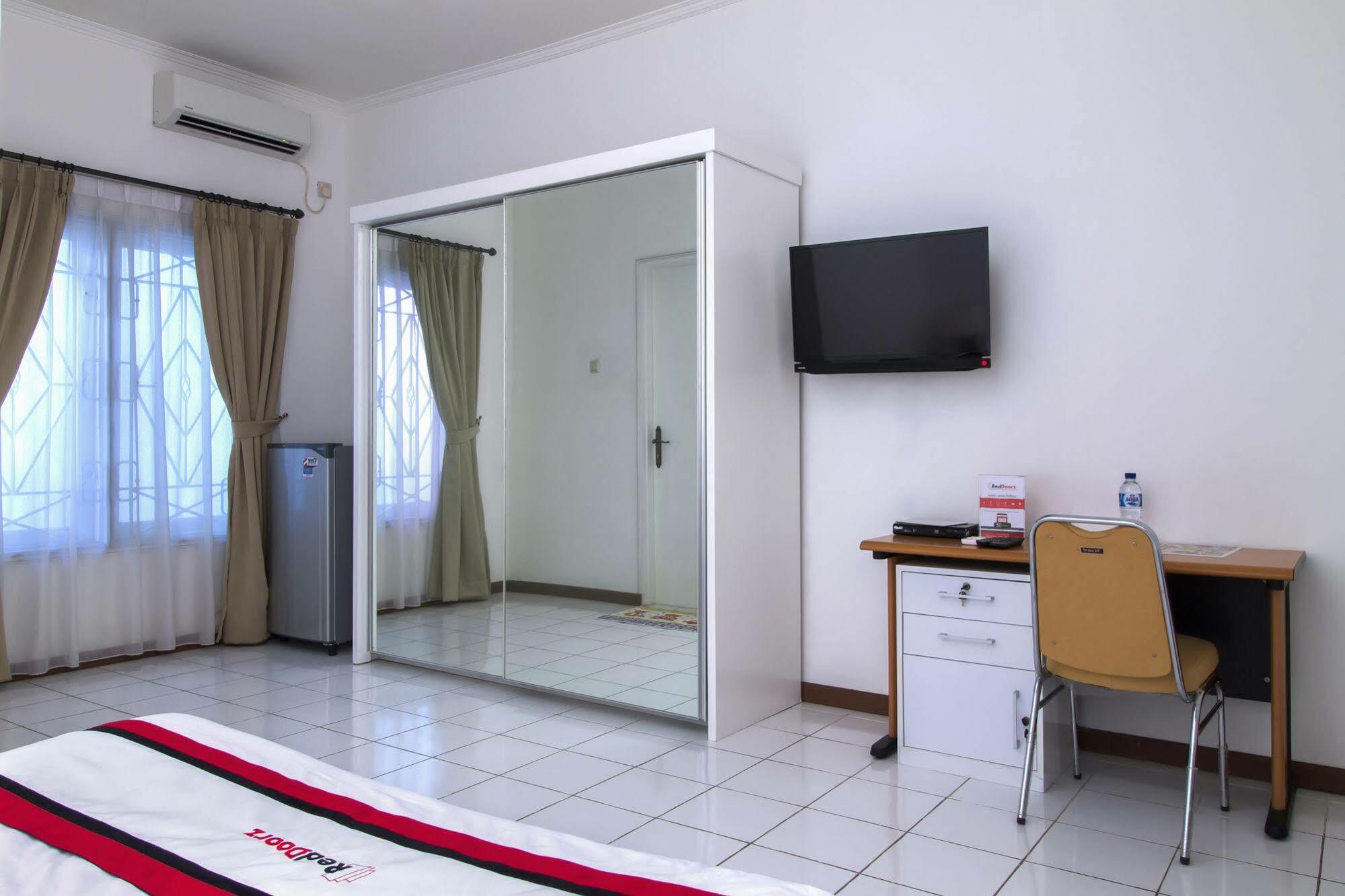 Reddoorz Plus @ Tendean Jakarta Eksteriør billede